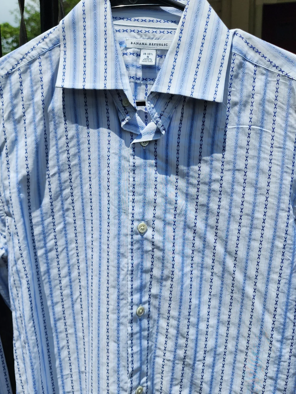 Banana Republic Men's Small Blue Striped Button-Down Shirt. Size 14-14.5/ Small.